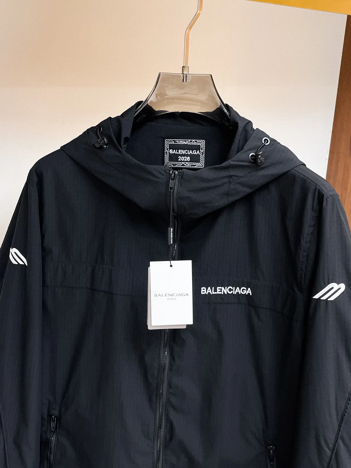 Balenciaga official website Same Style, complete with three labels, on sale in advance. 2026 Autumn and Winter New Arrival men's jacket, Original with complete three labels, Premium version. Custom-made fabrics at the counter. Breathable, high comfort, impeccable details, brand element design concept, reflecting high quality. It feels delicate and soft, presents a casual cut, and has a great upper body shape. Sizes: M～3XL